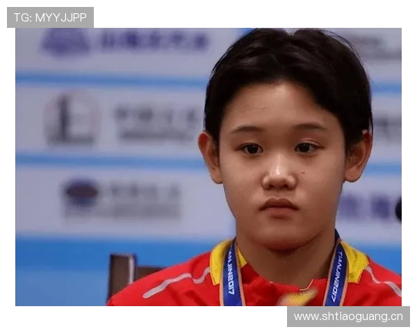 张家齐训练完顺手买了个包，我一个月工资还没她零花钱多