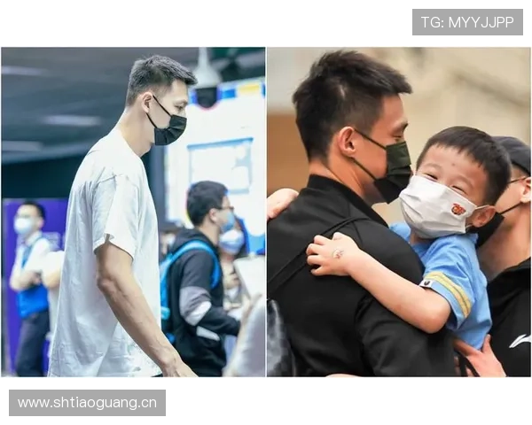 易建联拎菜篮子回家，名牌包角露出来那一刻我笑喷了