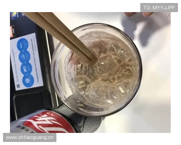 杨千霖家冰箱里塞满蛋白粉，连饮料都是按克称着喝的