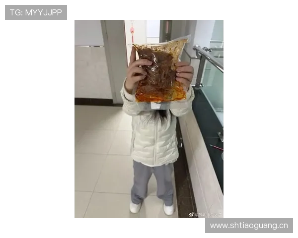 田亮家冰箱里塞满蛋白粉，娃放学回家先称体重